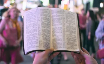 25 phrases and biblical quotes of love, short, for young people and more