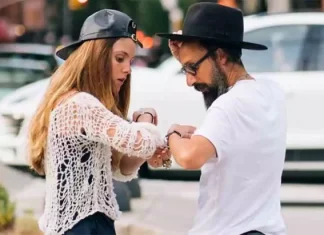 ▷ In which hand is the watch placed and why? REVEALED