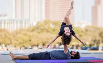 The 10 best couple yoga poses (easy and difficult)