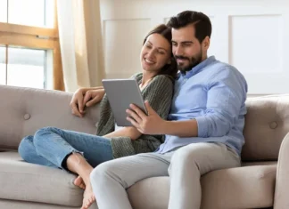 The 15 best Series to watch as a Couple (for all tastes)