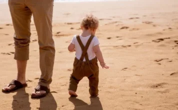9 useless objects for the growth of children: from the walker to the leotard