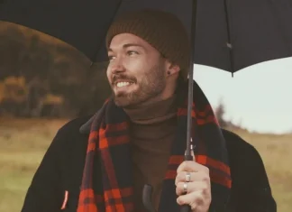 How to choose the right scarf: advice on color and size